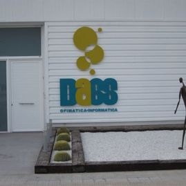 Riera Rotulistas logo de Dass en pared